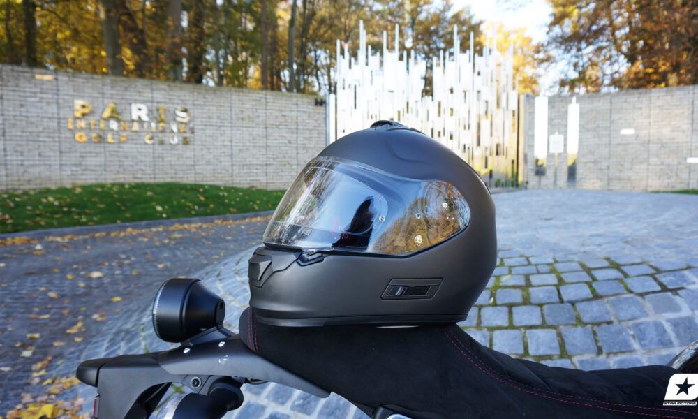 casque de moto noir