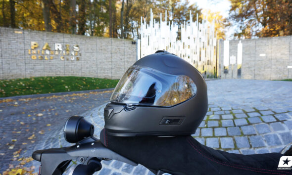 casque de moto noir