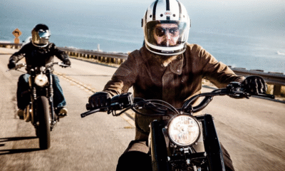 deux motards sur la route