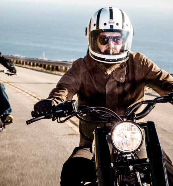 deux motards sur la route