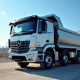 Camion benne neuf sur un chantier moderne en plein jour