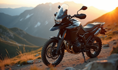 Moto d aventure sur sentier de montagne au lever du soleil