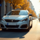 Peugeot 308 neuve stationnee en ville en plein jour