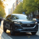SUV hybride moderne en ville avec lignes élégantes